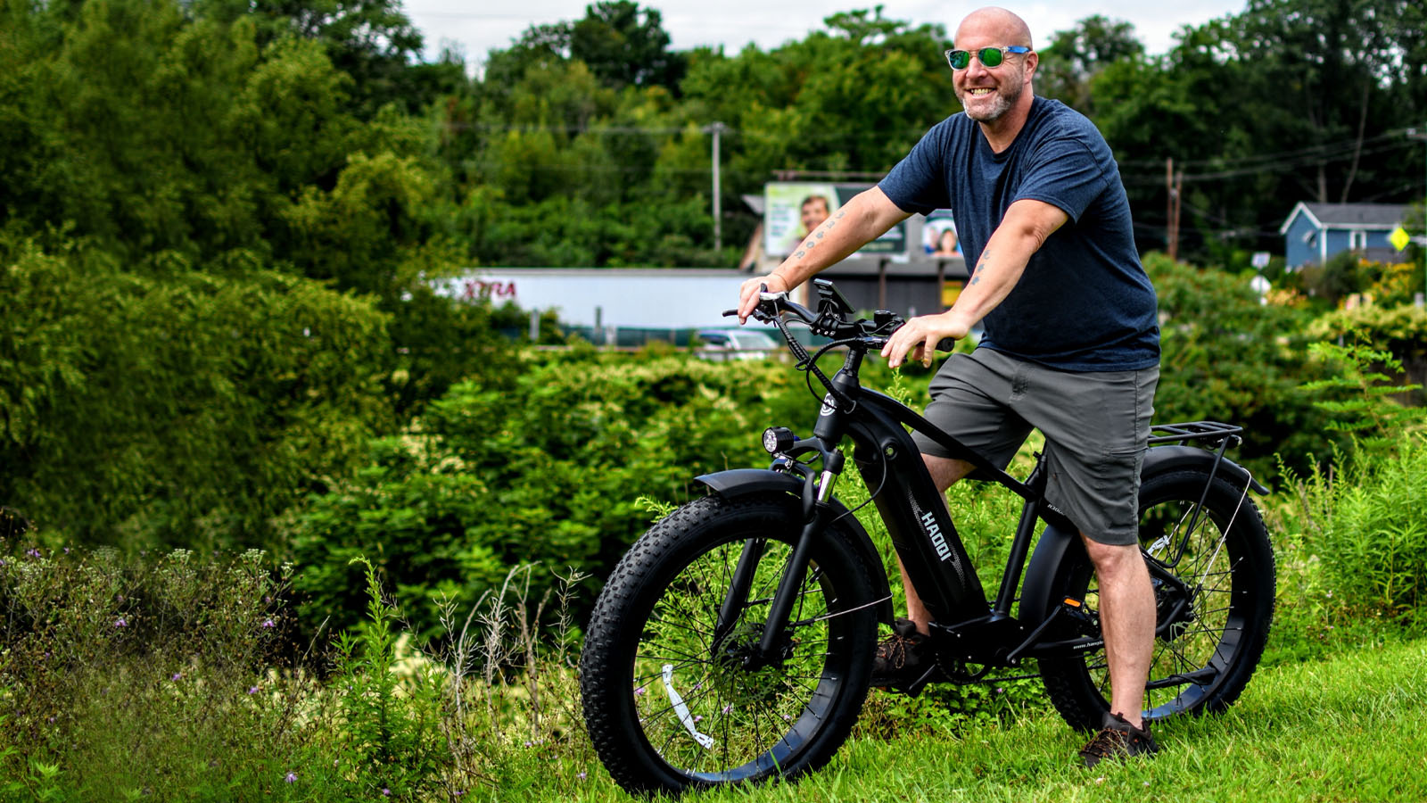 Ein Mann auf einem Blackhawk-E-Bike.