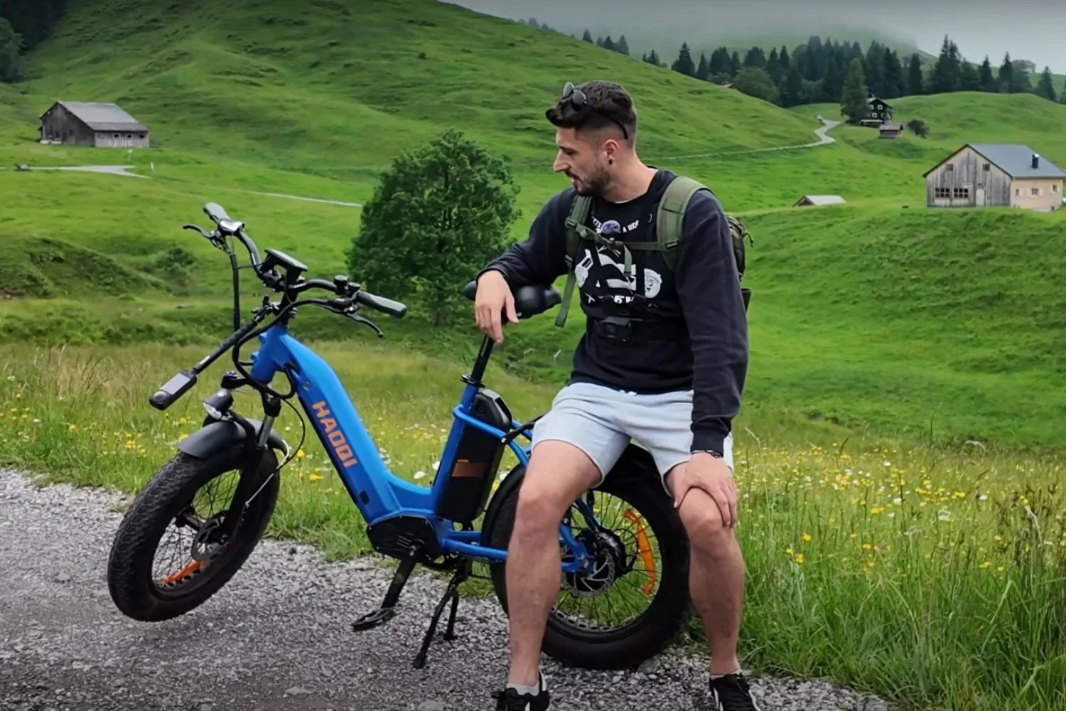 HAOQI Antelope 2.0 E-Lastenrad mit Doppelbatterie vollbeladen für den Sommerurlaub am Strand.