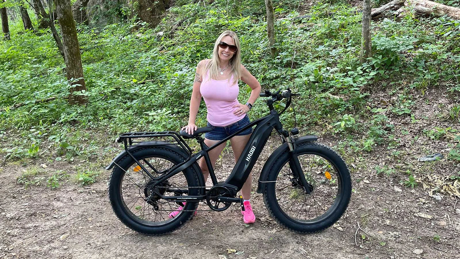 Frau fährt HAOQI Eagle E-Bike